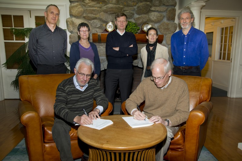 © WHOI.: Figure 2 : le 19 octobre 2011, signature par Paul Tréguer et Laurence P. Madin, à Woods Hole (Etats-Unis), de la convention de coopération entre l’Europôle Mer et la Woods Hole Oceanographic Institution ; en arrière-plan : Jean-François Rolin (Ifremer), Anne-Marie Tréguier (IUEM), Antoine Dosdat (Ifremer), Séverine Thomas (Europôle Mer), René Garello (Télécom Bretagne).