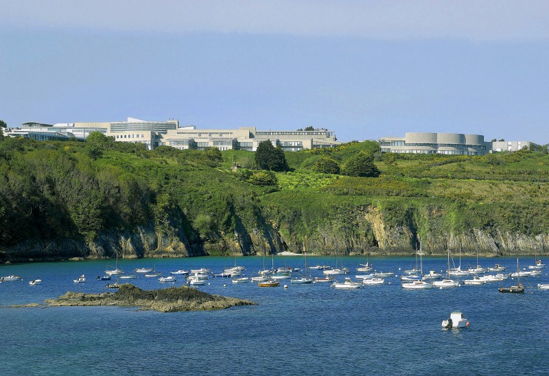 © Paul Tréguer : Figure 1 : L’Institut Universitaire Européen de la Mer (IUEM) est bâti à l’entrée de la rade de Brest, face à l’océan Atlantique.