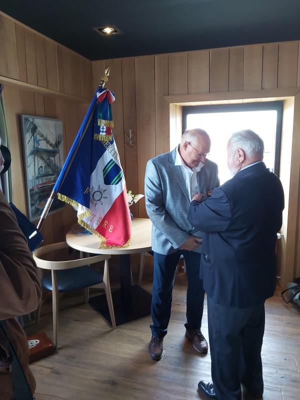 Yves L'Helgoualc'h remet la décoration de Chevalier de l'ordre national du Mérite Maritime à  Jean Claude Burel