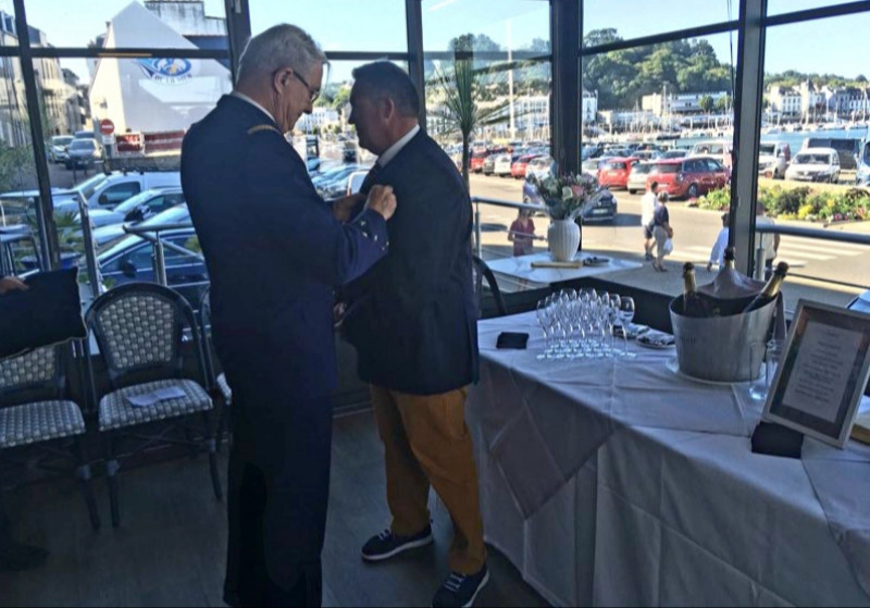 Le Vice-Amiral Jean-Louis Vichot remet à notre collègue René Savin les insignes de chevalier dans  l'ordre national du Mérite Maritime.