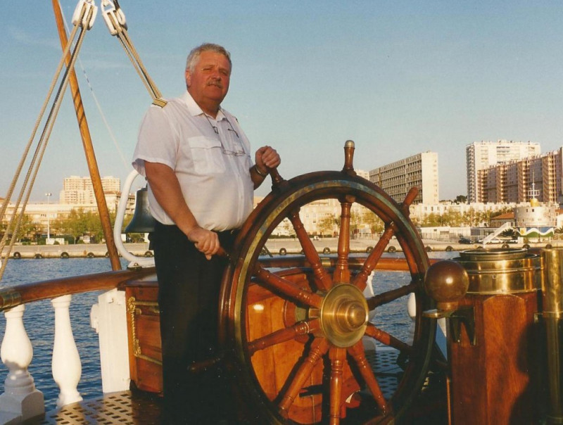 Photo Fondation Belem : Marc Cornil à la barre du Belem