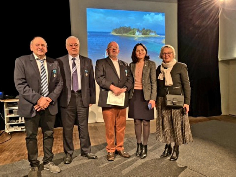 Photo Claude Laurent - En partant de la gauche sur la photo : Gaby Jaouen Président honoraire de la SNSM de Douarnenez, Joël Ruz président de la section 29 du Finistère de la fédération nationale du Mérite Maritime, Louis Spinec président de la SNSM de Douarnenez,  Madame  Liliana Tanguy, députée de la 7ème circonscription du Finistère, Madame Jocelyne Poitevin Vice-Présidente du Conseil Départemental et maire de Douarnenez.