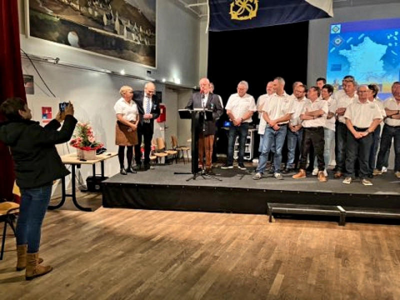 Photo Claude Laurent - Cérémonie de remise d'insignes de reconnaissance aux bénévoles de la station SNSM de Douarnenez. A cette occasion, Gaby Jaouen a remis à Louis Spinec  l'insigne de chevalier du Mérite Maritime.