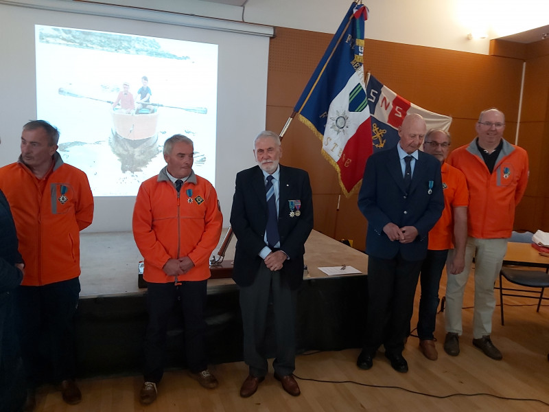 Au centre de la photo, Jean-Pierre Colin le récipiendaire et Christian Wozniak vice-président de la fédération nationale du Mérite Maritime.