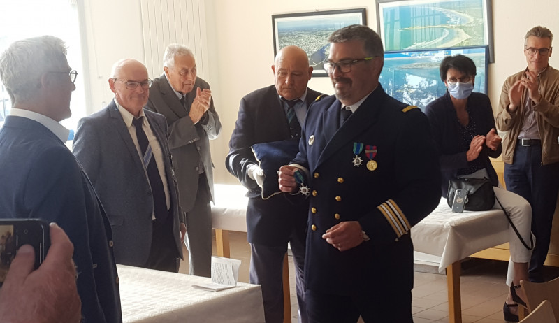 EB - L'administrateur des affaires maritimes du Finistère, remet sa décoration à Pierrick  Berrou.