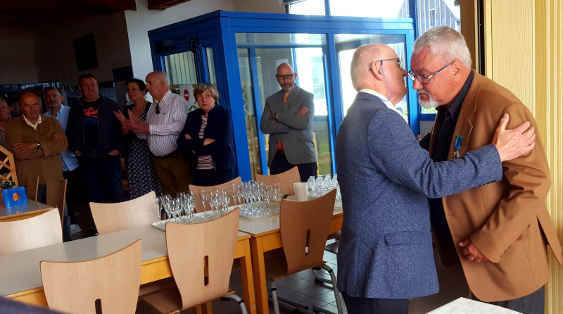 EB - Claude LAURENT secrétaire et vice-président de la section Finistère de la fédération nationale remet  sa décoration de Chevalier du Mérite Maritime Joël Perrot capitaine de pêche et capitaine 3000 UMS