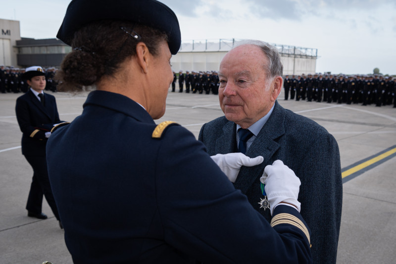 Photo Marine nationale - Le commandant de la BAN de Lanvéoc décore Jean Debroise de la médaille de Chevalier de l'ordre national du Mérite Maritime