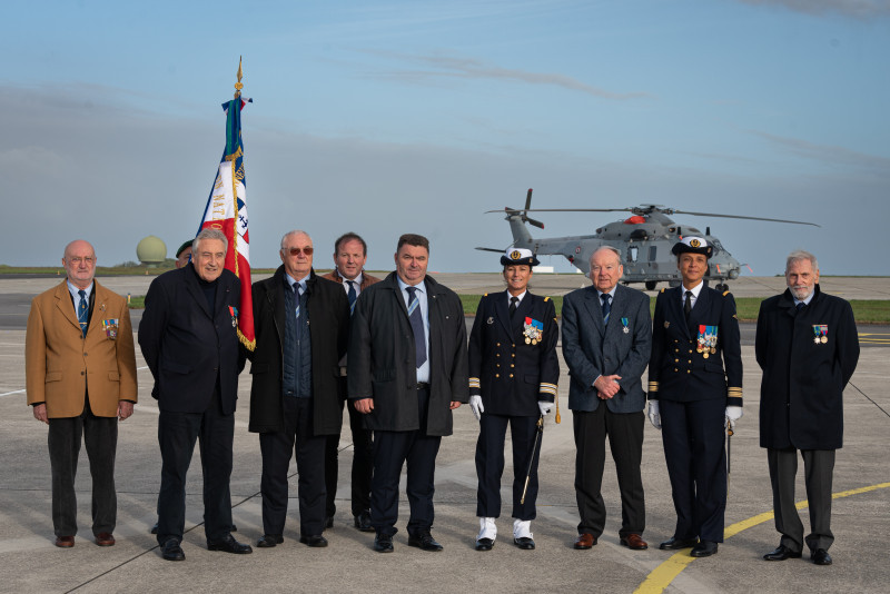 Photo Marine nationale - Le CV Cécile Dumont d'Ayot et la délégation de la fédération nationale du Mérite Maritime