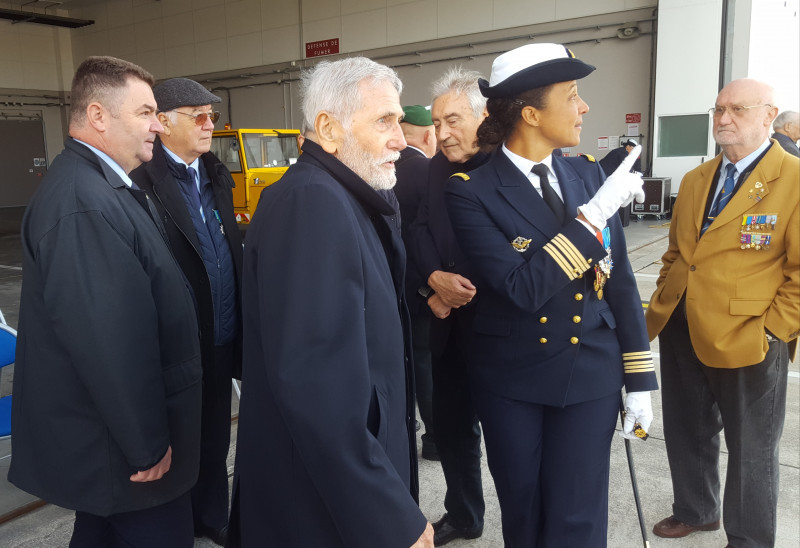 Photo EB - échange du Commandant de la BAN de Lanvéoc avec la délégation du Mérite Maritime