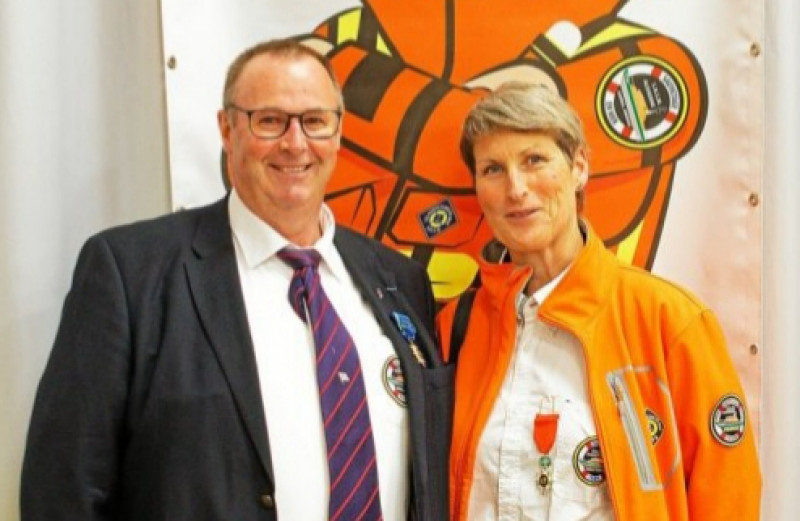 Photo Marc Arzel SNSM Audierne : Bruno Claquin Officier du Mérite Maritime et Anne Quéméré récipiendaire de la Légion d'Honneur