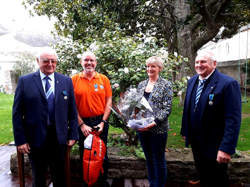 SNSM DZ - Gabriel Jaouen président de la SNSM de Douarnenez, le récipiendaire Jean Loup Thivet, son épouse et  Joël Ruz.