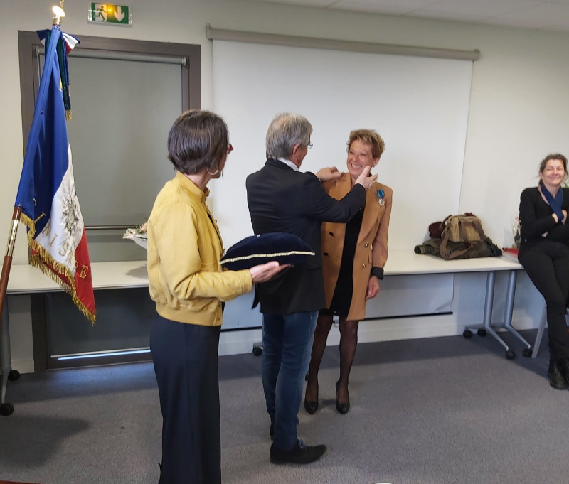 Jean Jacques Tanguy remet sa décoration de Chevalier à Madame Maryse Lagathu