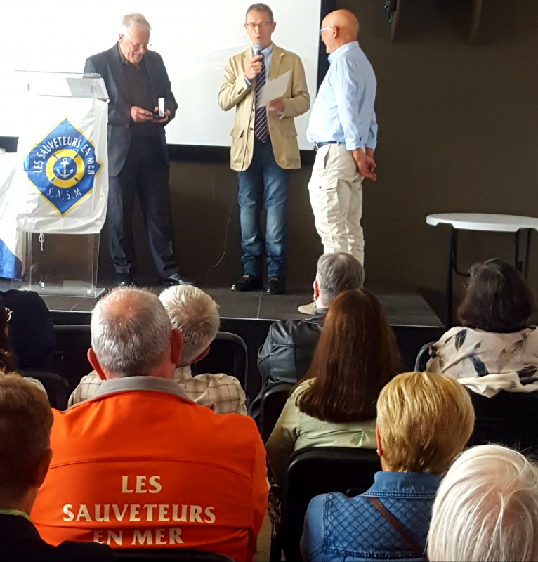 EB - Le VA Frédéric Damlaimcourt  procéde à la remise de lettres de distinctions à 8 bénévoles de la station du Conquet.