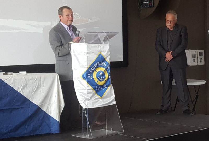 EB - François Kersaudy, Patron de La Louve de juillet 2012 à août 2018, remet sa décoration  d'Officier du Mérite Maritime à Didier Quentel.