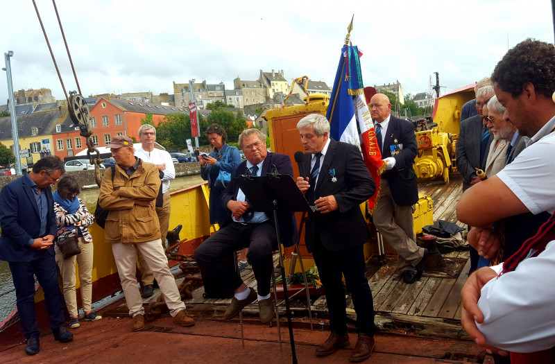 EB - Marc Pointud décoré au titre de Chevalier dans l'ordre du Mérite Maritime remis par Marcel Charpentier président de la FRCPM du Nord-Pas de Calais-Picardie  remercie les participants et rappelle son ambition de voir la création d'une structure nationale dédiée à la sauvegarde et à la promotion du patrimoine maritime 