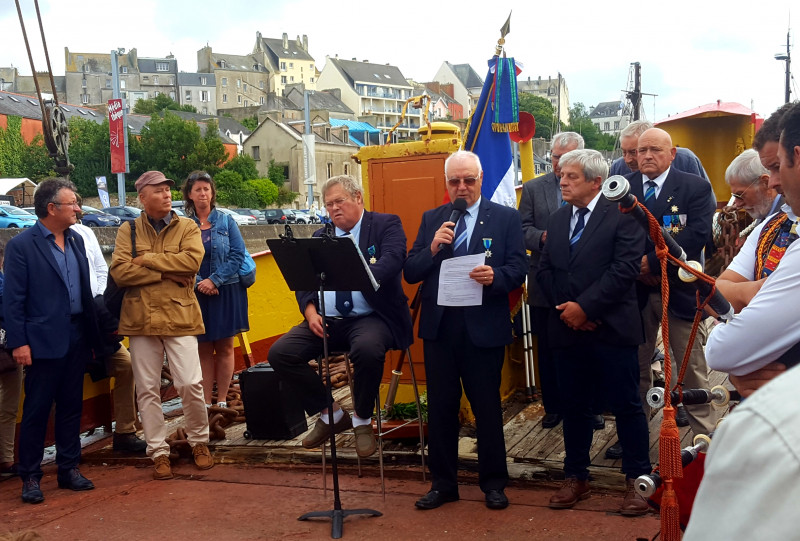 EB - Joël Ruz président du Mérite Maritime 29 présente Marc Pointud. A noter la participation :  du Sénateur Michel Canévet et de la Députée Liliana Tanguy  - de Marcel Charpentier officier du Mérite Maritime et président de la FRCPM du Nord-Pas de Calais-Picardie.    Christian Wozniak, vice-président de la fédération nationale du Mérite Maritime, président honoraire de la section 29, Claude Laurent, vice-président, Alain Le Vénec trésorier, François Gobin Porte-drapeau.  