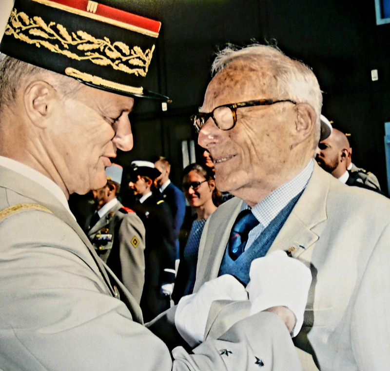 Remise de la décoration de l'ordre national du Mérite Maritime par le Général de corps d'Armée Eric Bucquet à monsieur Joseph Le Gall