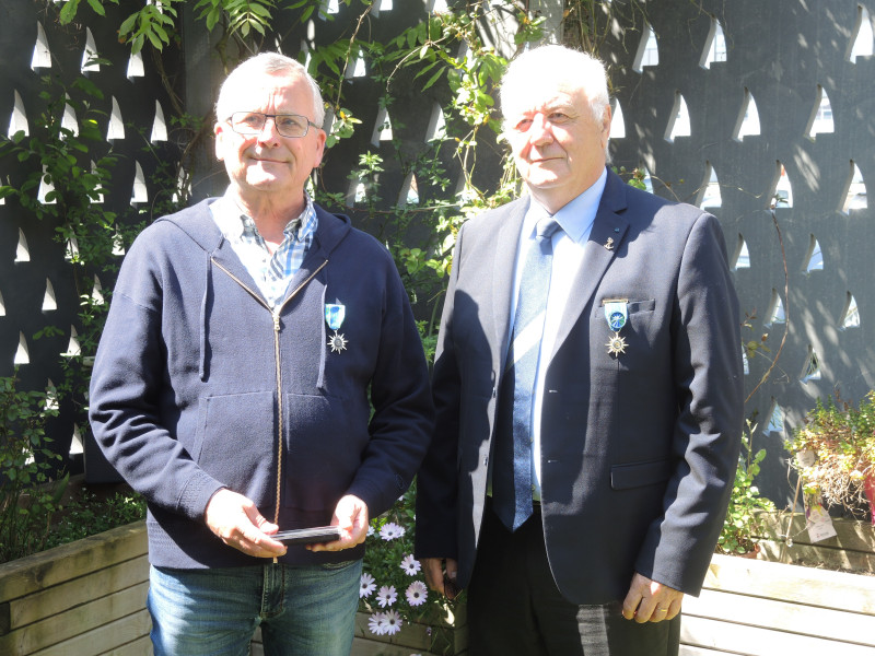 © Photo Seamen's club de Brest. le récipiendaire Alain Michel Chevalier du Mérite Maritime, aux cotés de Joël Ruz, Officier du Mérite Maritime.