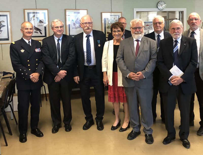 © Gilles Chatry - A gauche de l'image : Le Vice-amiral Olivier Lebas, préfet maritime de la région Atlantique, monsieur Frédéric Moncani de Saint Aignan, président du Cluster maritime Français, Hervé Moulinier et Madame, membre de la FNMM MH, l'amiral Bernard Rogel, ancien Chef d'Etat-major de la Marine et de la présidence de la république, Joël Ruz, président de la section Finistère de la FNMM MH? Christian Wozniak, Vice-président de la FNMM MH, Michel Morvan, président de l'IFM de Bretagne occidentale.