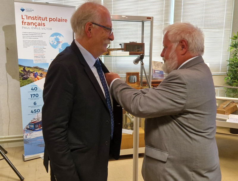 © Gilles Chatry _ Bernard Rogel remet les insignes d'officier du Mérite Maritime à Monsieur Hervé Moulinier.