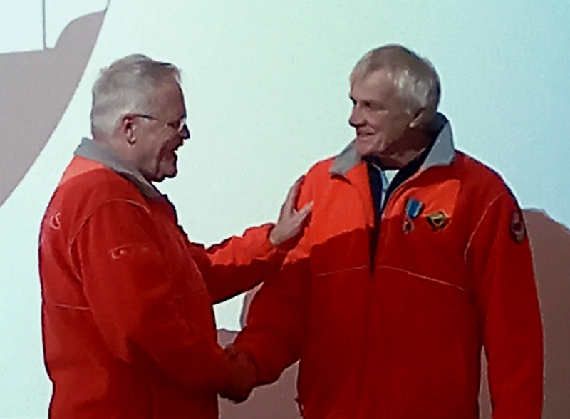 © Photo SNSM Le Conquet : Didier Quentel, officier du Mérite Maritime, président de la station remet à Pascal Violette, la croix de chevalier du Mérite Maritime.