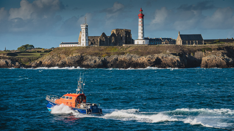 ©  Vue aérienne de Sébastien Richard Marine nationale-SNSM du Conquet. La vedette SNS 151 La Louve au sortir du goulet de la rade de Brest, embouque le chenal du four, devant la pointe Saint-Mathieu en direction de son port base du Conquet. Cap au nord, nord ouest !