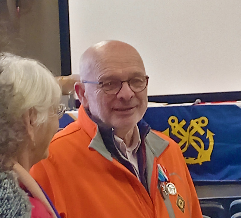 © Photo SNSM du Conquet : Didier Quentel officier du Mérite Maritime de la station SNSM du Conquet, remet à Denis Hall, la croix de Chevalier du Mérite Maritime.