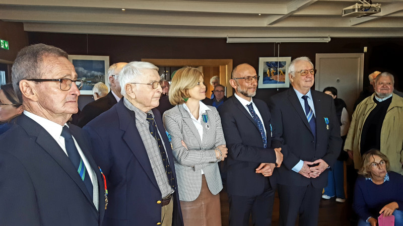 ©EB Le président Jöël Ruz et le délégué de secteur de Concarneau Yves L'Helgoualc'h, avec Jean Bourhis, Gaëlle Costiou et Emmanuel Donfut, les récipiendaires de l'ordre national du Mérite Maritime.