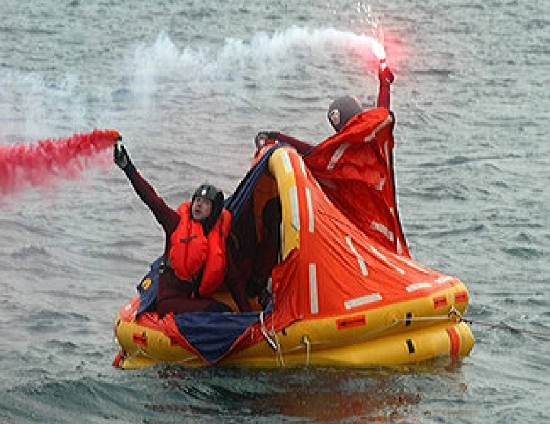 © Photo Marine nationale : Canot de sauvetage déployé en mer avec l'équipement de signalisation du pilote.