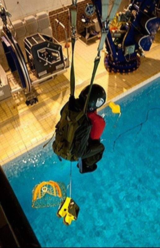 © Photo Marine nationale : simulation d'hélitreuillage sur un radeau de survie à l'eau.