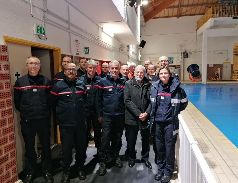 © Photo groupe : Capitaine de Corvette Frédéric Prieur, Commandant du CESSAN   Premier rang de la gauche à la droite: -Colonel Eric Le Bon, Officier adjoint au Directeur départemental du service d'incendie et de secours SDIS 29 de Quimper - Général Sylvain Mongénie, Contrôleur Général, Directeur départemental du service d'incendie et de secours SDIS 29 de Quimper, - Capitaine Anthony Largenton, Chef du centre d'incendie et de secours de Crozon - Capitaine José Davaïc, Chef du centre d'incendie et de secours de Camaret sur Mer - Christian Wozniak, vice président de la fédération nationale du Mérite Maritime, - Commandante Virginie Jouan, Cheffe de la Compagnie du SDIS 29 de Châteaulin, En arrière plan également présents: - Commandant Jérôme Toullec, Officier au centre d'incendie et de secours de Brest - Commandant Fabrice Joncour, Officier au centre d'incendie et de secours de Brest - Colonel Nicolas Le Gal Officier au service d'incendie et de secours de Quimper - Adjudant Chef Gauthier Col, Officier au service d'incendie et de secours de Quimper - Sergent Chef Gildas Morvan, adjoint au Chef du centre d'incendie et de secours de Camaret sur Mer, membre d' équipage SNSM Camaret. - Patrice Carn, membre d'équipage SNSM Camaret - Joël Ruz, Président FNMM 29 - Eric Berthou FNMM 29 Webmaster.