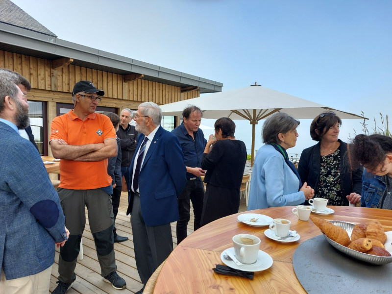 © Isabelle Berthou - au centre de l'image, madame Annick Girardin ministre de  la mer (2020-2022) en conversation avec l'auteur du beau livre collectif Secrets de mer, Eric Berthou