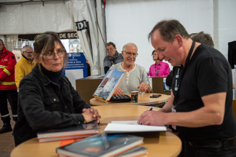 DR Lionel Lemaire Festival Livres et mer de Concarneau : Le commandant de la frégate l'Hermione, Yann Cariou et Eric Berthou dédicaçant Secrets de mer.