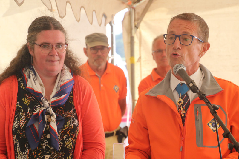 © photos SNSM de Portsall : Le CA (2S) Frédéric Damlaimcourt  prononce le discours d'éloge de la canotière  Caroline Cadalen avant de procéder à la remise  de médaille de chevalier du Mérite Maritime, à la récipiendaire.