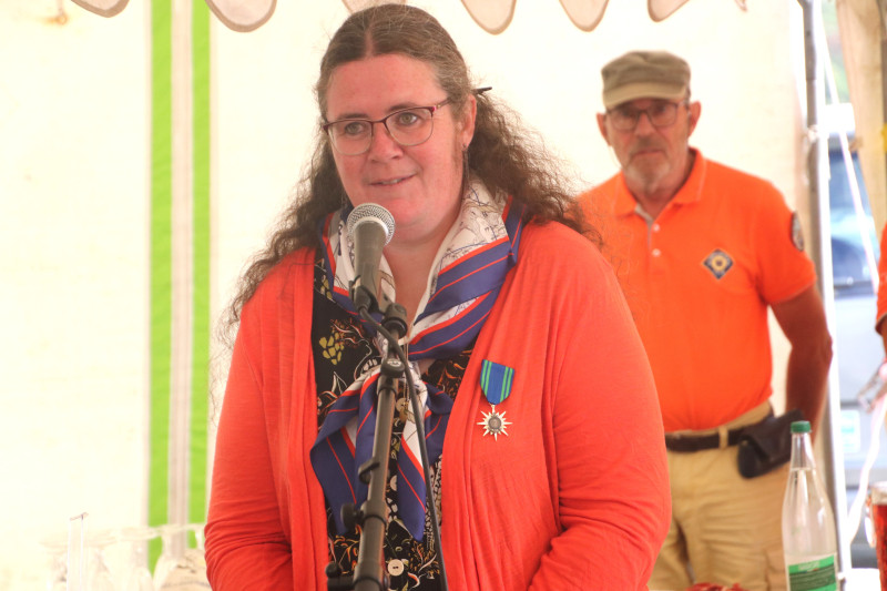 © photos SNSM de Portsall : Caroline Cadalen remercie l'assemblée pour cette médaille de chevalier du Mérite Maritime et salue les bénévoles de la SNSM.
