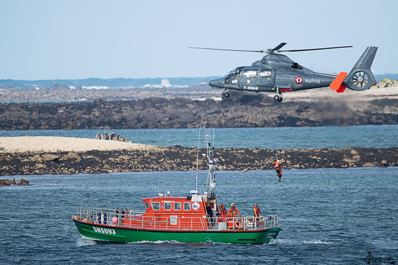 © photos SNSM Portsall : Hélitreuillage d'un hélicoptère de l'aéronavale sur la vedette SNS 093 La Portsallaise.