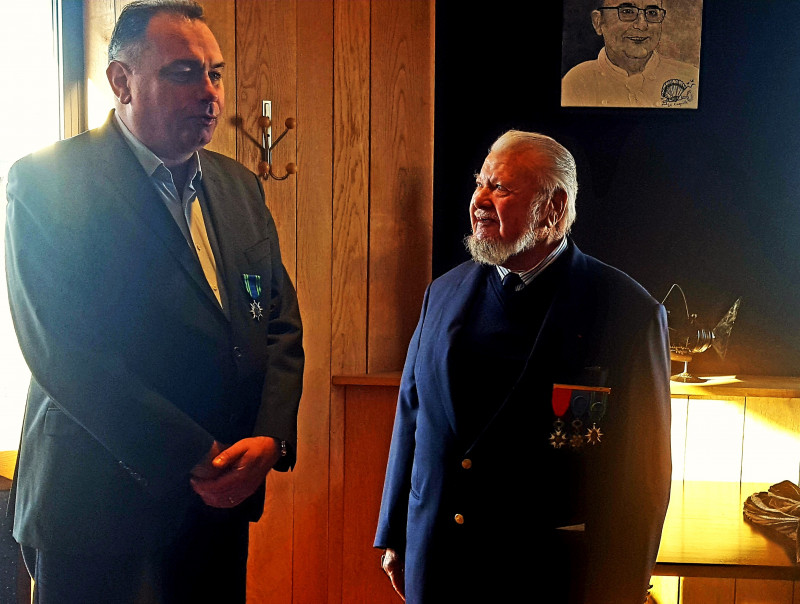 DR Sylvain Le Berre est fait Chevalier de l'ordre national du Mérite Maritime en présence de Joël Ruz, président de la section Finistère de la fédération nationale du Mérite Maritime.