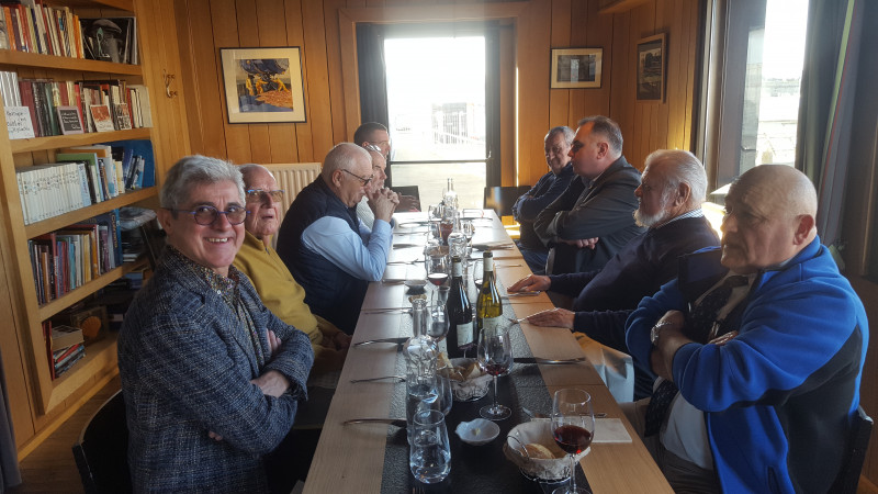 DR  Lors du repas au restaurant la Coquille à Concarneau, on retrouve à l'image sur la gauche Pierrick Berrou, Trésorier,  Alain Le Roux, délégué de Quimper, Joël Ruz, président de la section FNMM 29, Claude Laurent, vice président,  à droite de la photo, Fanch Gobin, porte-drapeaux, Yves L'Helgoualch, délégué du secteur de Concarneau et Sylvain Le Berre nouveau Chevalier dans l'ordre national du Mérite Maritime.