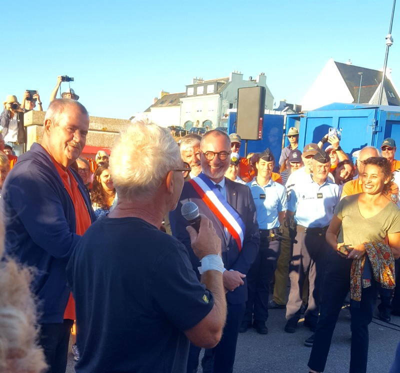 © Eric Berthou : Roland Jourdain parrain de la vedette AEL MAT, affiche sa fierté et remercie au micro la SNSM de Trévignon pour l'avoir sollicité.