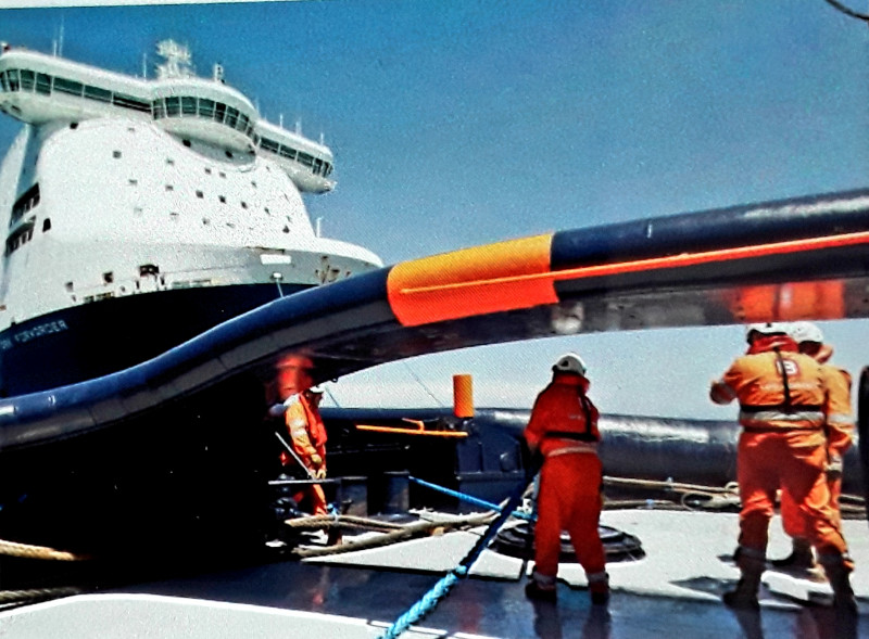 © Marine nationale : équipage à la manoeuvre sur la plage arrière du remorqueur hauturier Abeille Bourbon.