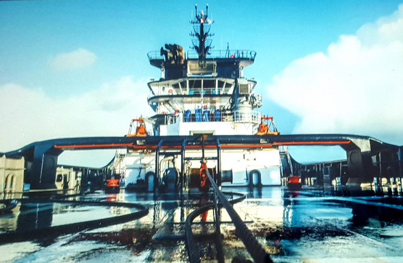 © Marine nationale : vue grand angle de la plage arrière de l'Abeille Bourbon. Dans l'axe longitudinal du remorqueur, on observe le croc de remorquage en orange fluo..