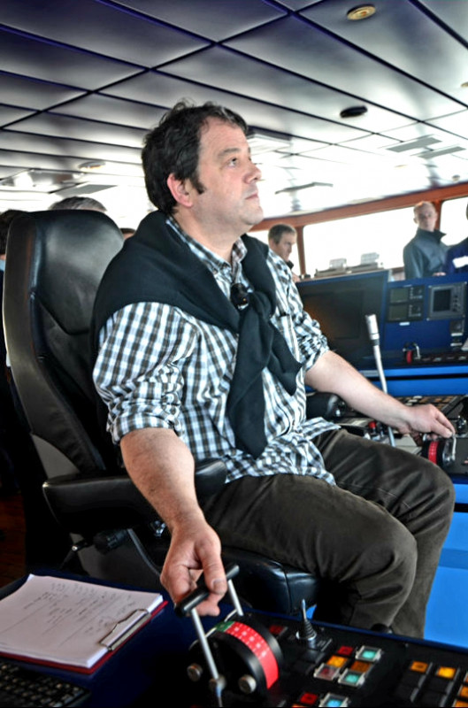 DR : Le commandant Thierry Choquet à la manoeuvre en passerelle à bord de l'Abeille Bourbon