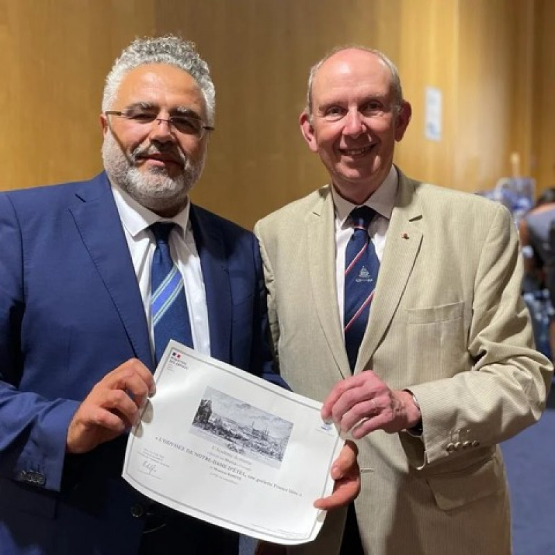 Remise d’une mention de l’Académie de Marine à Ramine pour son ouvrage illustré en présence de l’Amiral (2S) Pierre-François Forissier.