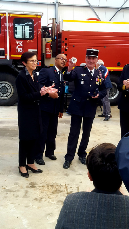 DR Eric Berthou : José Davaïc présente avec fierté sa médaille du SDIS29.