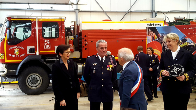 DR Eric Berthou : Le maire de Camaret et ancien chef de centre de secours,Jo Le Mérour, salue le commandant honoraire José Davaïc pour son parcours exemplaire., 