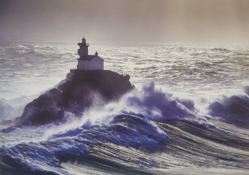 © Benoît Stichelbaut - Le phare de Tévennec dans le Raz de Sein.