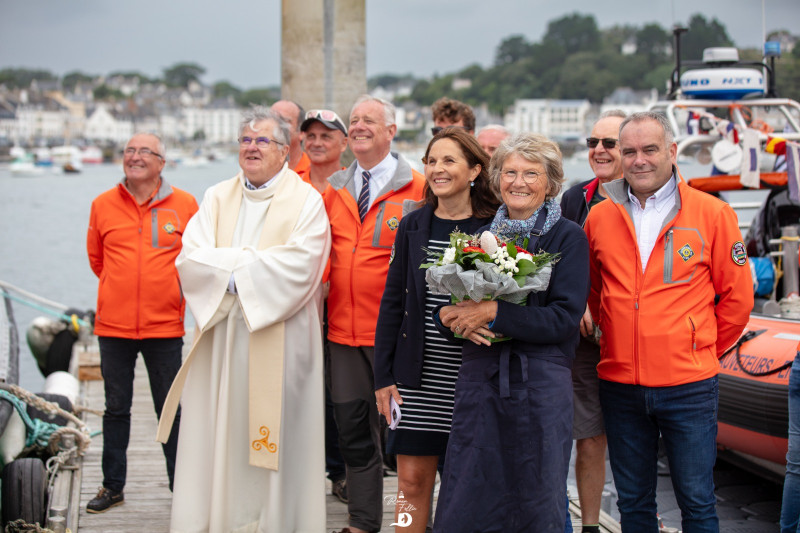 © Photo Ronan Follic - Le père Jean-Marc Poullaouec béni le nouveau canot.