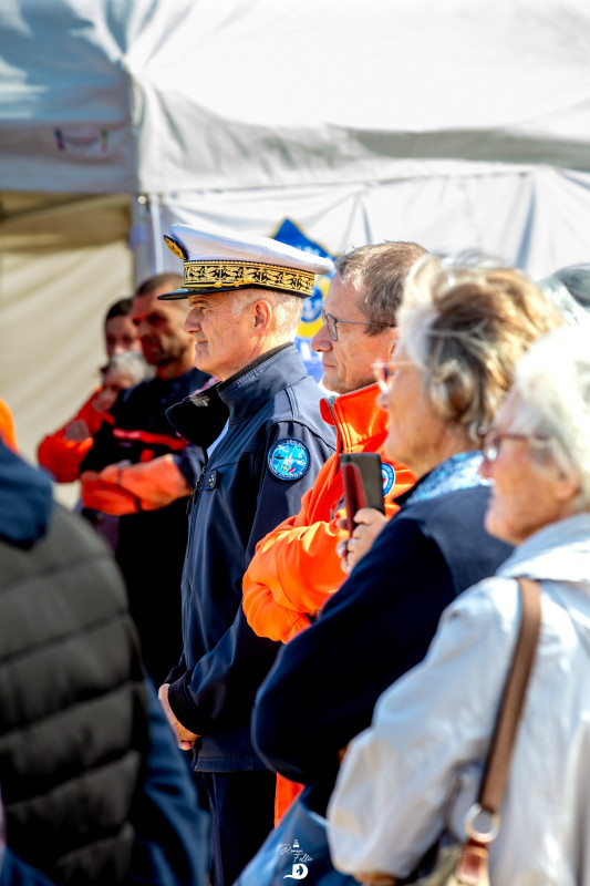 © Photo Ronan Follic - on reconnait l'Amiral Olivier Le Bas, préfet maritime de la région Atlantique, le CA Frédéric Damlaincourt délégué SNSM du Finistère et la marainne de la station la fille de Théophile Briant.