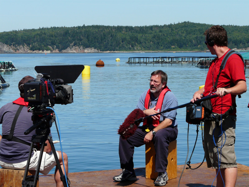 © Shawn Robinson -Thierry Chopin en tournage vidéo sur un site aquacole.