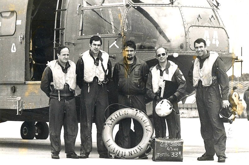 © Jean Pierre Prével – Guy Crassin (mécanicien), Michel Le Gall (treuilliste), Jo Le Nabat (plongeur), René Martin (pilote), Yves Dagorn (copilote). René Martin est décédé en 2003. | Marine nationale. Les naufragés hélitreuillés étaient massés sur l'un des ailerons du château de l'Amoco.